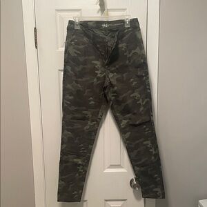Style & Co. Green Camouflage Skinny Pants. Women’s Size 10. Like New